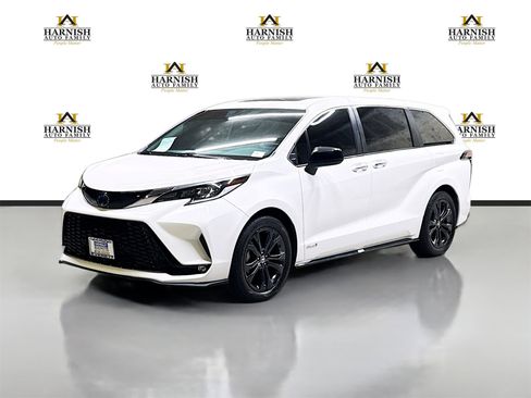 Used 2021 Toyota Sienna XSE image 1