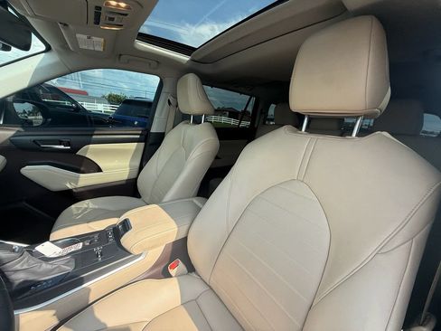 Used 2020 Toyota Highlander XLE AWD/4WD image 13