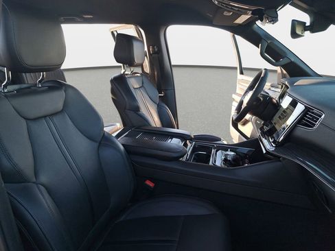 Certified 2022 Jeep Wagoneer Series II AWD/4WD image 11