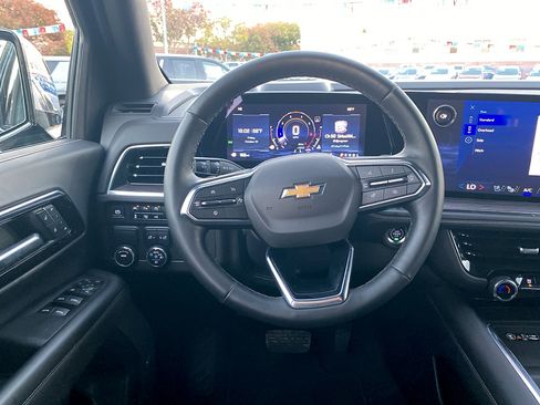 Used 2025 Chevrolet Suburban Premier RWD image 4