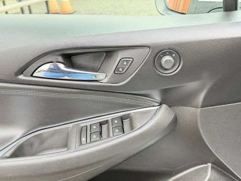 Used 2017 Chevrolet Cruze Premier FWD image 18