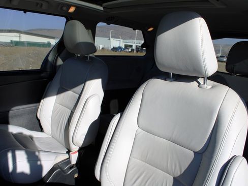 Used 2019 Toyota Sienna Limited image 16