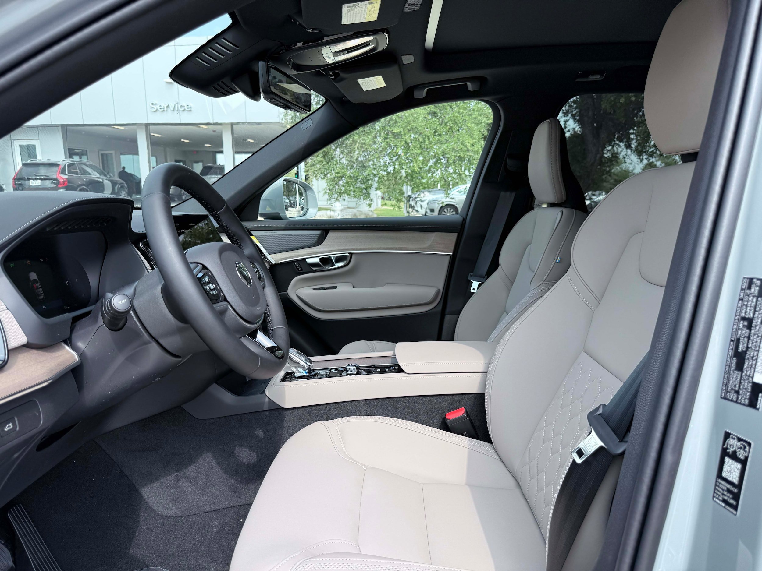 New 2026 Volvo XC90 B6 Plus w/ Protection Package Premier AWD/4WD image 13