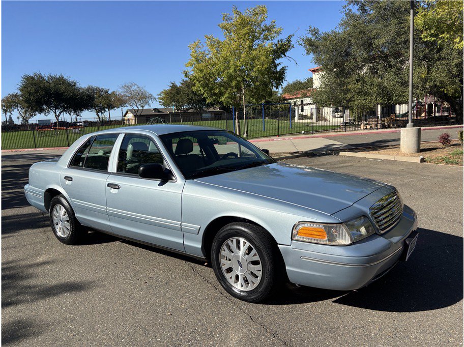 Used 2003 Ford Crown Victoria LX RWD image 4