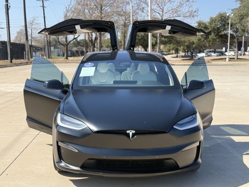 Used 2022 Tesla Model X image 25