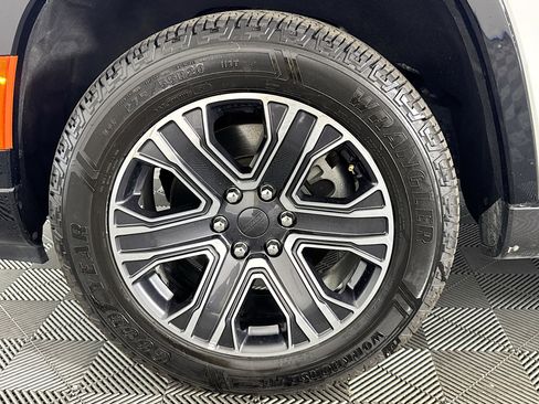 Used 2024 Jeep Wagoneer Series II w/ Flexible Seating Group RWD image 37
