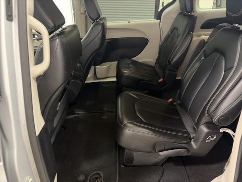 Used 2024 Chrysler Pacifica Touring-L FWD image 7