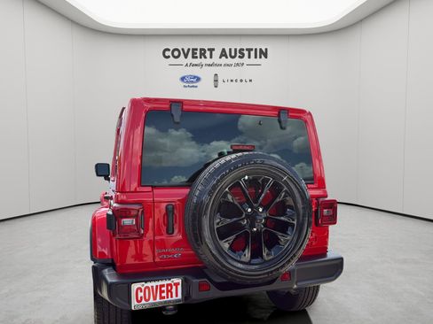 Used 2025 Jeep Wrangler Unlimited Sahara AWD/4WD image 4