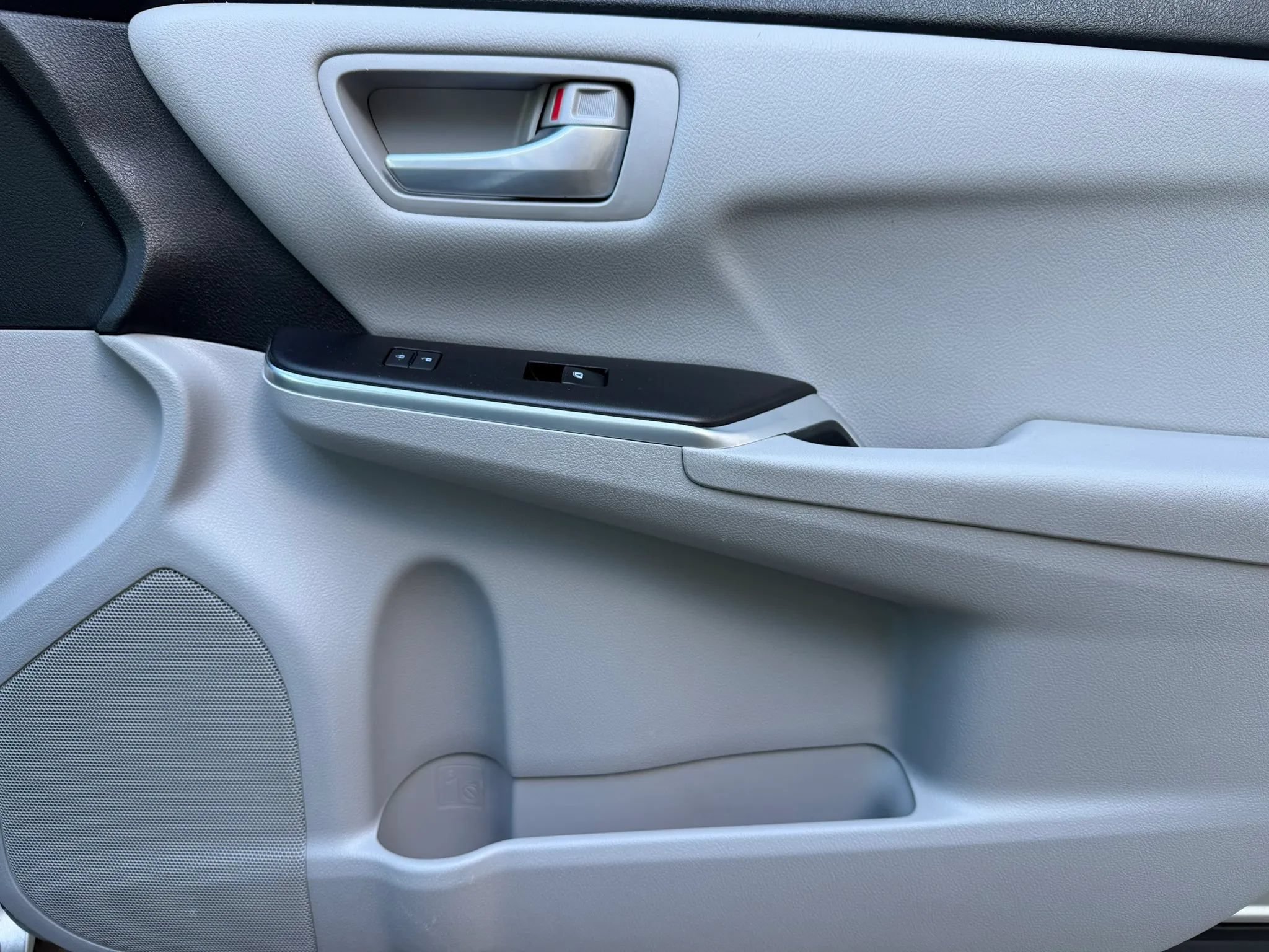 Used 2017 Toyota Camry LE w/ Moonroof Package FWD image 12