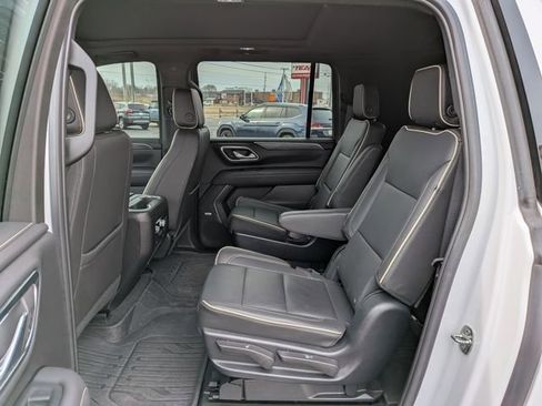 Used 2023 GMC Yukon XL SLT w/ SLT Premium Package image 19