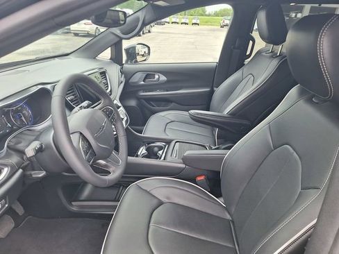 Used 2026 Chrysler Pacifica Limited FWD image 11