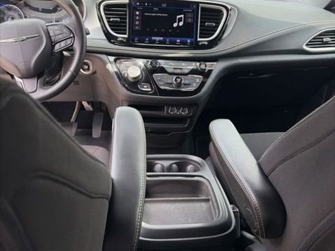 Used 2021 Chrysler Pacifica Touring w/ S Appearance Package FWD image 10