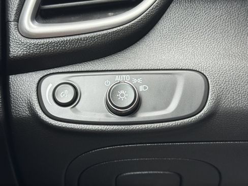 Used 2022 Chevrolet Trax LT w/ LT Convenience Package FWD image 24