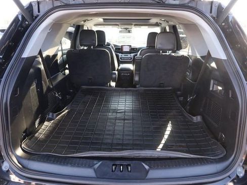 Used 2022 Ford Explorer XLT w/ Equipment Group 202A image 7