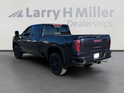 Used 2025 GMC Sierra 2500 AT4 w/ Technology Package image 3