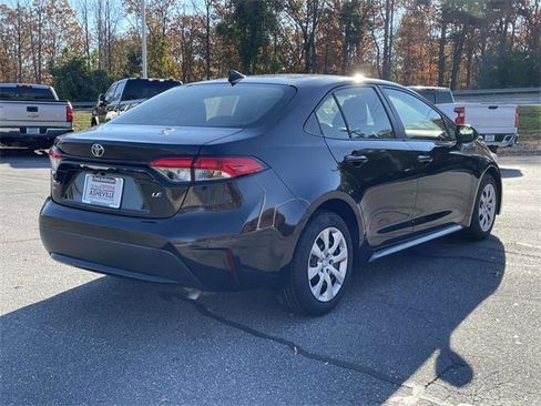 Used 2022 Toyota Corolla LE image 5