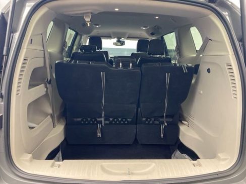 Used 2023 Chrysler Pacifica Touring-L image 15