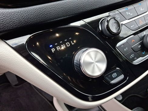 Used 2024 Chrysler Pacifica Touring-L image 12