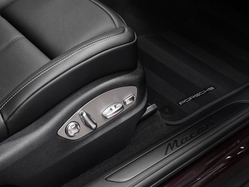 Certified 2026 Porsche Macan AWD/4WD image 19