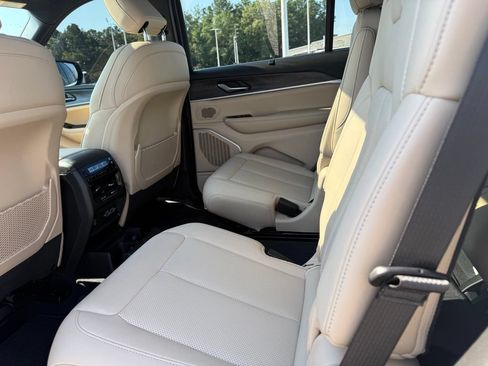 Used 2025 Jeep Grand Cherokee L Limited w/ Luxury Tech Group II AWD/4WD image 18