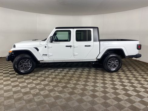 Used 2025 Jeep Gladiator Sport image 22