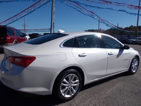 Used 2018 Chevrolet Malibu Hybrid image 3