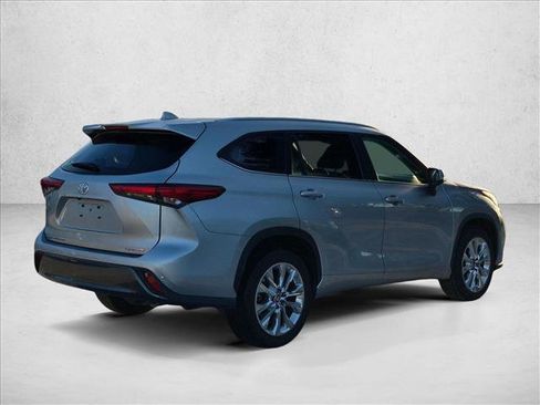 Used 2023 Toyota Highlander Limited FWD image 5