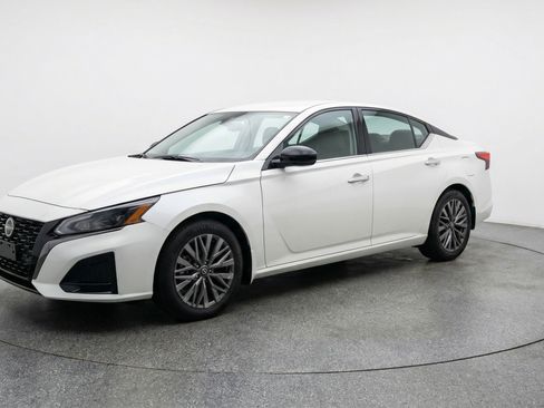 Used 2025 Nissan Altima 2.5 SV image 3