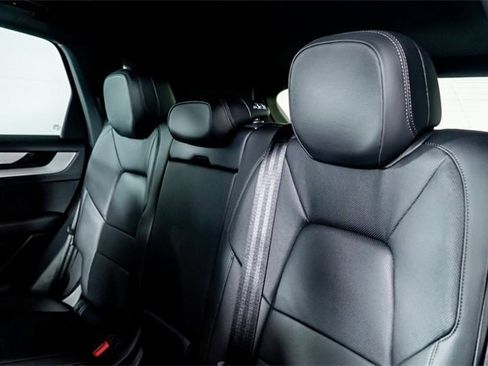 Used 2025 Porsche Cayenne image 38
