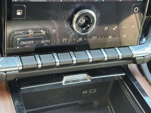 Certified 2025 GMC Yukon Denali AWD/4WD image 12