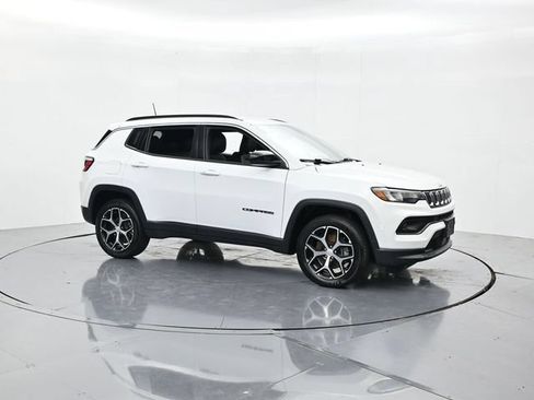 Used 2024 Jeep Compass Latitude AWD/4WD image 3
