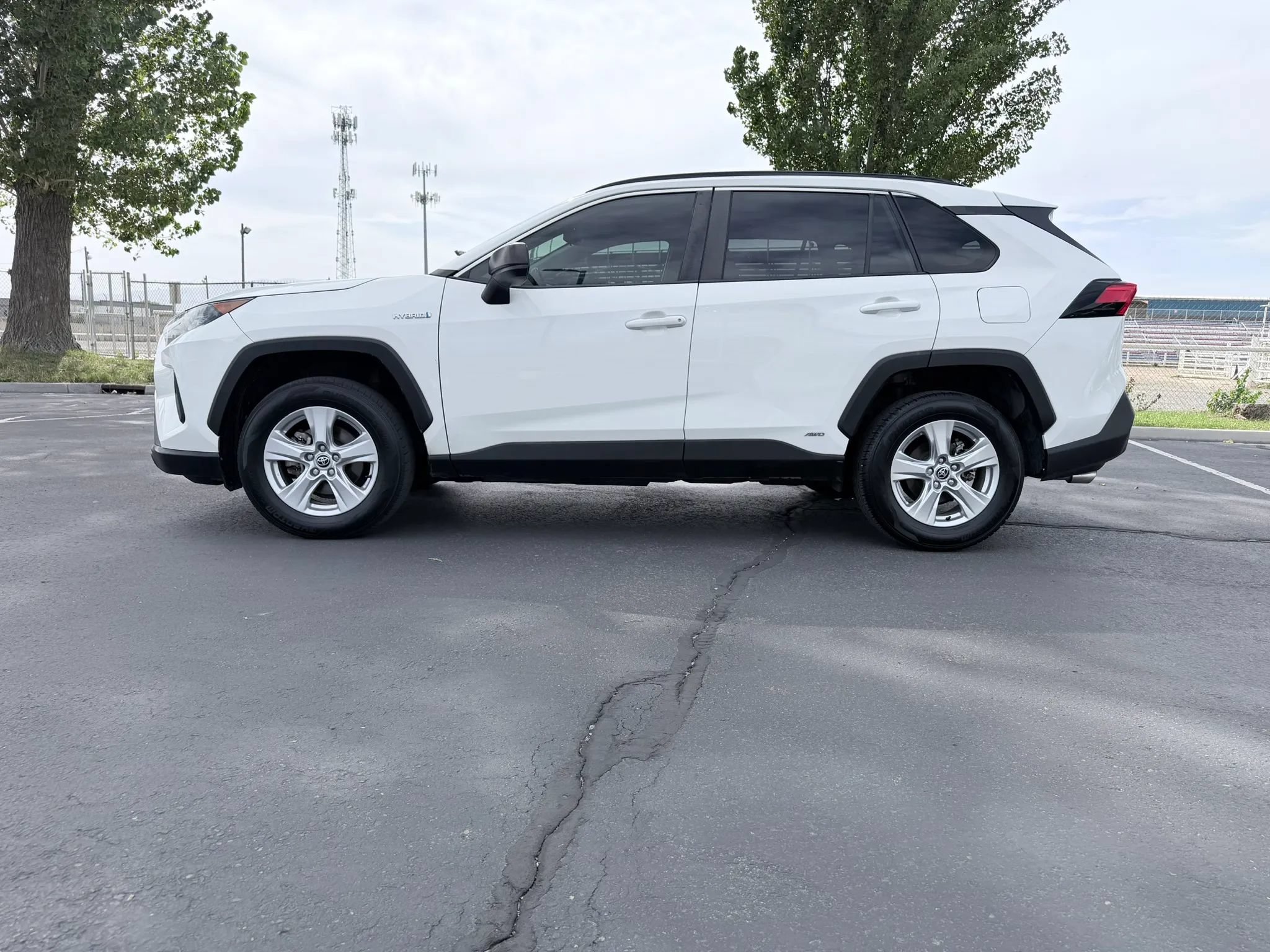 Used 2021 Toyota RAV4 LE AWD/4WD image 9