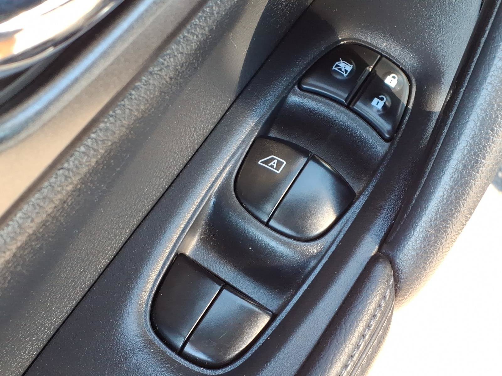 Used 2015 Nissan Rogue SV AWD/4WD image 24