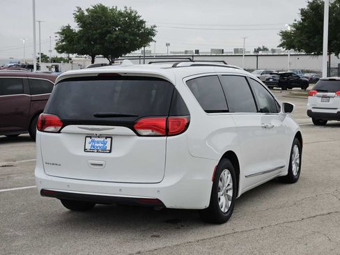 Used 2018 Chrysler Pacifica Touring-L Plus FWD image 6