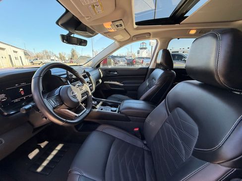 Used 2023 Nissan Pathfinder Platinum w/ Cargo Package AWD/4WD image 10
