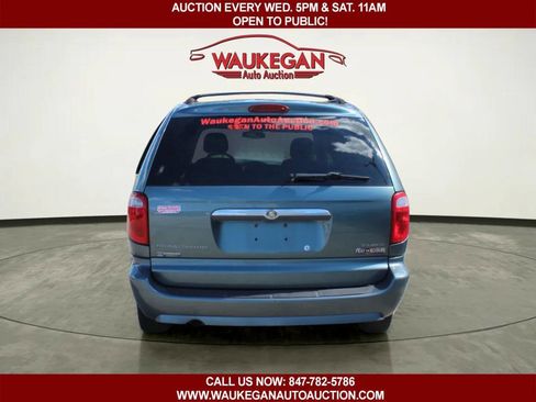 Used 2007 Chrysler Town & Country Touring FWD image 6