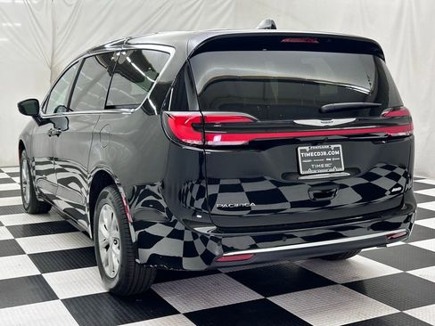 New 2026 Chrysler Pacifica Select image 6