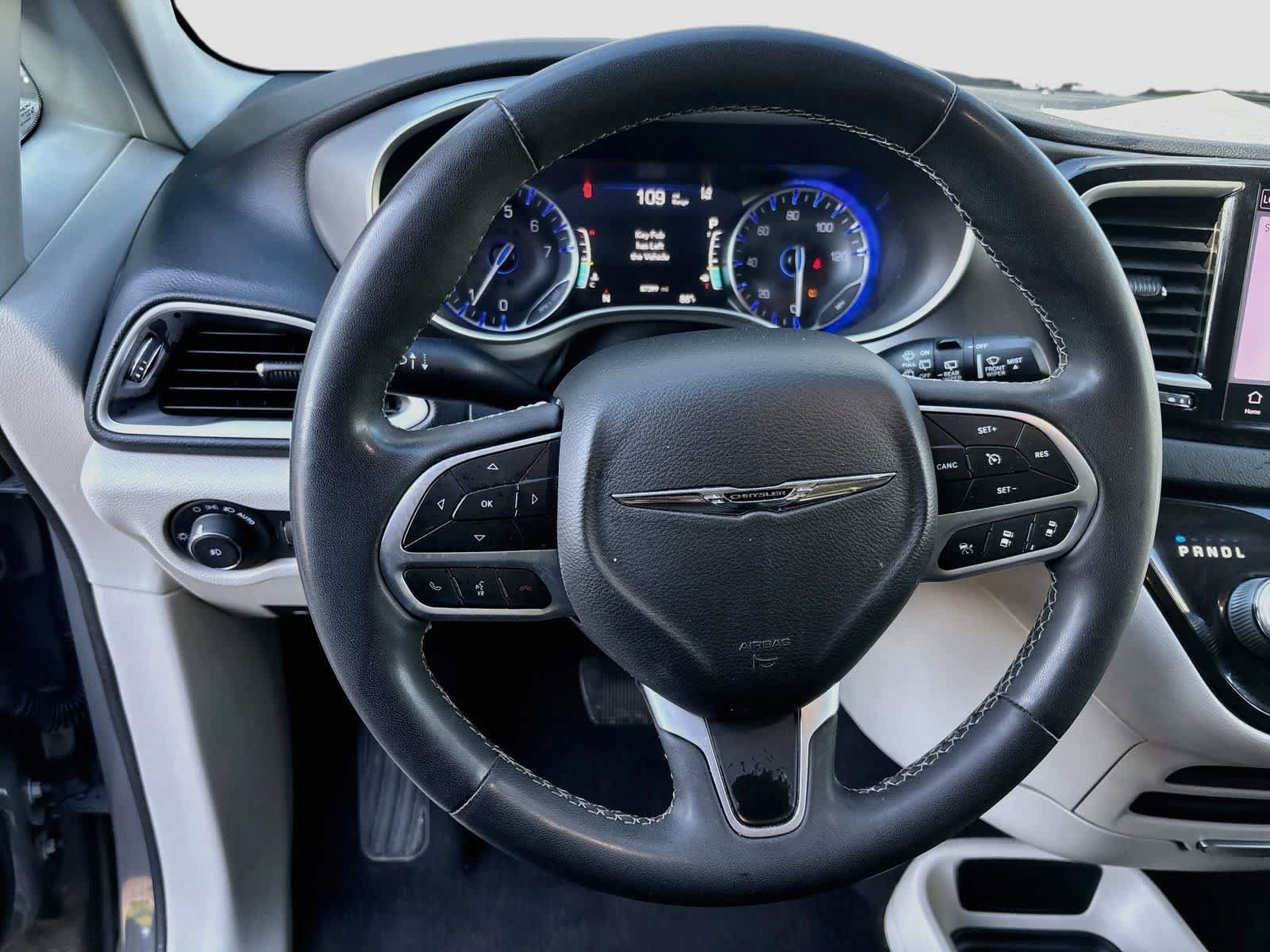 Used 2022 Chrysler Pacifica Touring-L FWD image 11