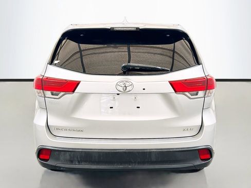 Used 2019 Toyota Highlander XLE FWD image 5