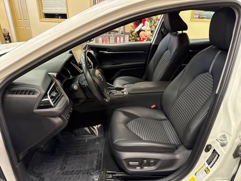 Used 2023 Toyota Camry SE w/ Convenience Package image 6