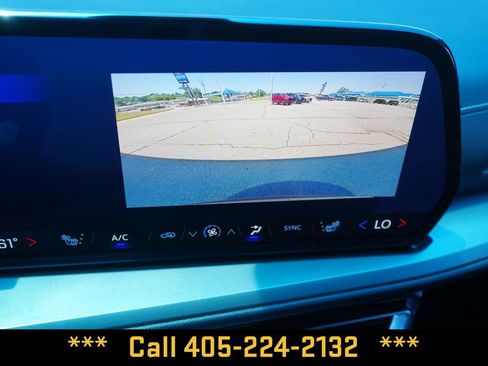 Used 2025 Chevrolet Traverse LT FWD image 32