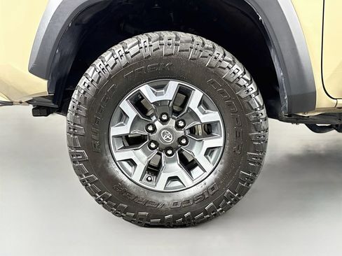 Used 2019 Toyota Tacoma TRD Off-Road w/ Technology Package AWD/4WD image 31