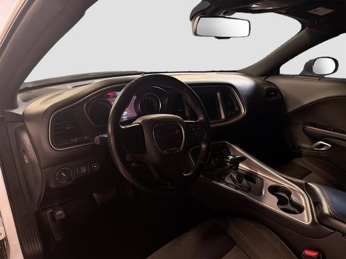 Used 2022 Dodge Challenger SXT image 9