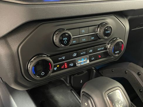 New 2025 Ford Bronco Badlands image 8