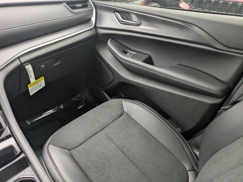 New 2025 Jeep Grand Cherokee Altitude image 19