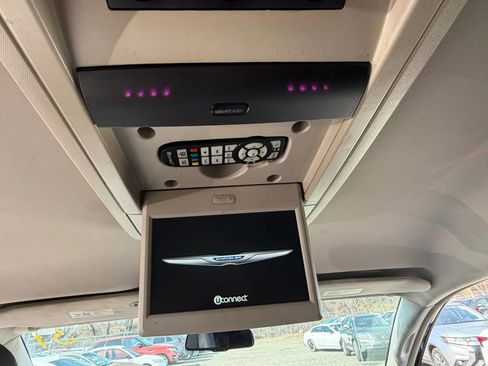 Used 2015 Chrysler Town & Country Touring image 30