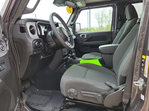 Used 2025 Jeep Wrangler Unlimited Sahara AWD/4WD image 7