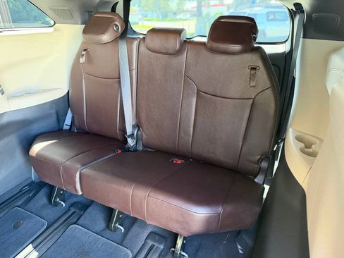 Used 2024 Toyota Sienna Platinum AWD/4WD image 17