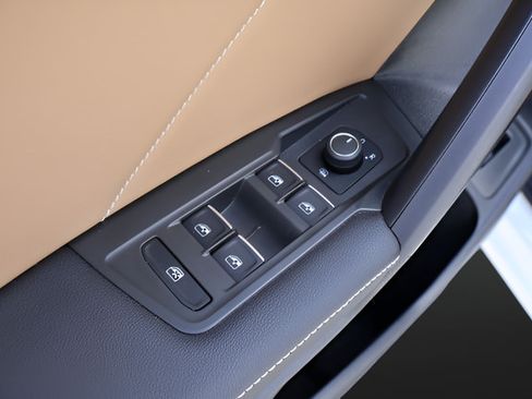 Certified 2024 Volkswagen Tiguan SE R-Line FWD image 11