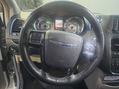 Used 2016 Chrysler Town & Country Limited image 11